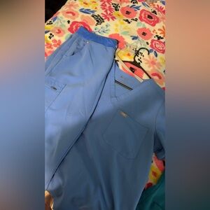 Light Blue FIGS
Top/Bottoms: SZ MEDIUM JOGGER